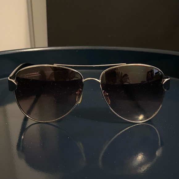 Aviator Sunglasses Tinted Sunglasses Gray Lenses Silver Frames Black Earpieces - Picture 1 of 6